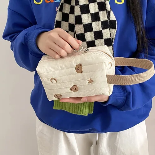 Vista 3 de Bolsa de maquillaje Kawaii de felpa para cosméticos, bolsa de aseo estética japonesa peluda, organizador de almacenamiento bordado de oso de hadas