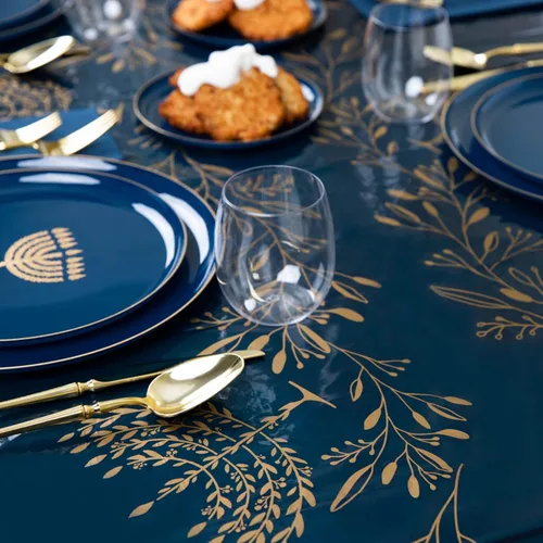 Vista 2 de EcoQuality Mantel desechable de Hanukkah – Suministros para fiestas temáticas de Janucá – Mantel rectangular de plástico para festivales, 54 x 108