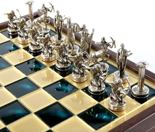Vista 2 de Manopoulos Hercules Chess Set - Latón y Níquel - Caja de madera Verde-Latón Tablero