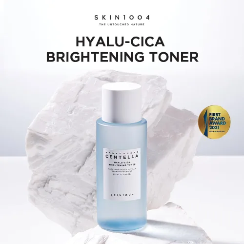 Vista 2 de SKIN1004 Hyalu-CICA Brightening Toner 7.10 fl.oz (7.1 fl oz) Ácido hialurónico CICA Niacinamida Soluciones hidratantes y refrescantes de cuidado
