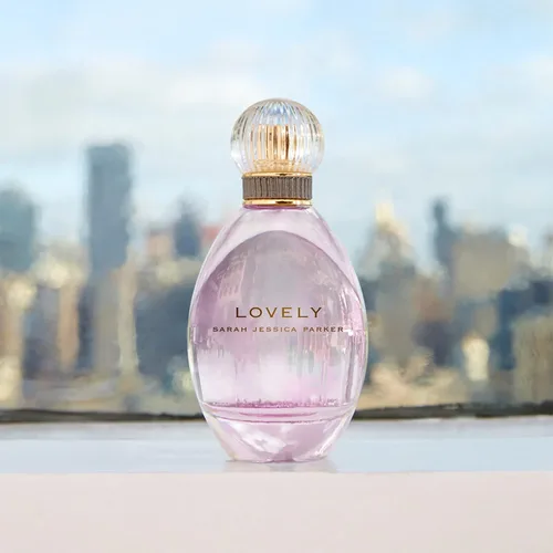 Vista 5 de Lovely By SJP EDP Spray para mujer, aroma clásico encantador, ultra glamoroso, fragancia de ámbar blanco sedoso con notas íntimas en polvo