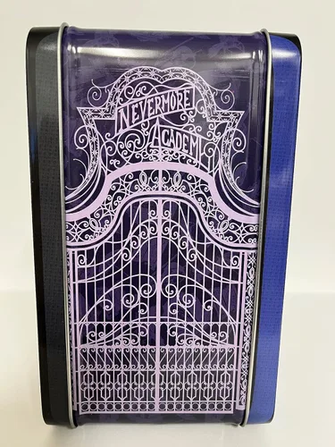 Vista 4 de Wednesday Nevermore Tin Titans presenta una lonchera exclusiva con contenedor para bebidas
