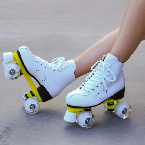 Vista 5 de Patines de ruedas para hombres y mujeres, patines Derby negros con 4 ruedas brillantes, patines clásicos de doble fila para interiores y exteriores