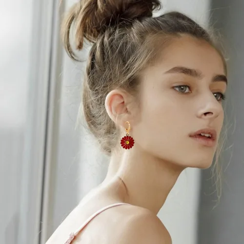 Vista 5 de Just Follow 8 pares de aretes de aro para mujer, hipoalergénicos, pequeños, chapados en oro, circonita cúbica, margarita, aretes colgantes