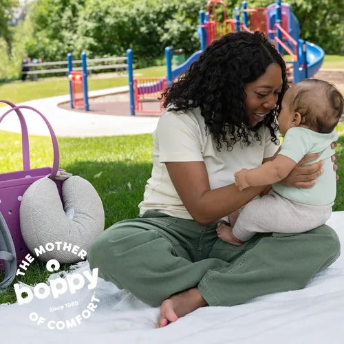 Vista 8 de Boppy Anywhere - Almohada de lactancia de viaje, compacta, ergonómica y almohada de lactancia materna con cierre de presión y bucle para colgar