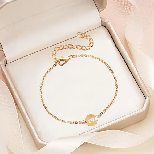 Vista 2 de Juego de pendientes de pulsera personalizada con inicial, chapada en oro de 18 quilates, pulsera de letras de acero inoxidable con dije de moneda