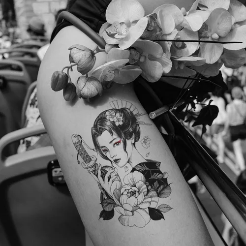 Vista 5 de 6 hojas de tatuajes temporales de geisha japonesa para adultos, calcomanías de tatuaje falsas de grúa de flores de geisha, arte corporal impermeable