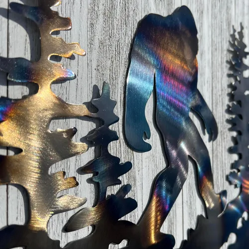 Vista 6 de Top Brass Decoración de pared de metal Bigfoot Sasquatch de 16 pulgadas, placa de arte rústica brillante con un acabado iridiscente
