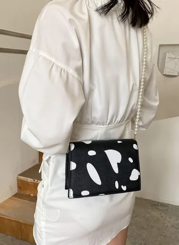 Vista 2 de Bolso cruzado de mano con correa de perlas y estampado de vaca