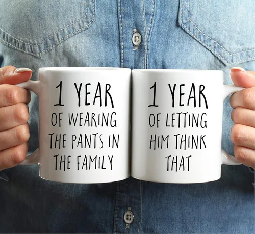 Vista 3 de Andaz Press Divertida taza de café de 11 onzas para parejas, regalo de broma para el primer aniversario de boda, 1 año de usar los pantalones