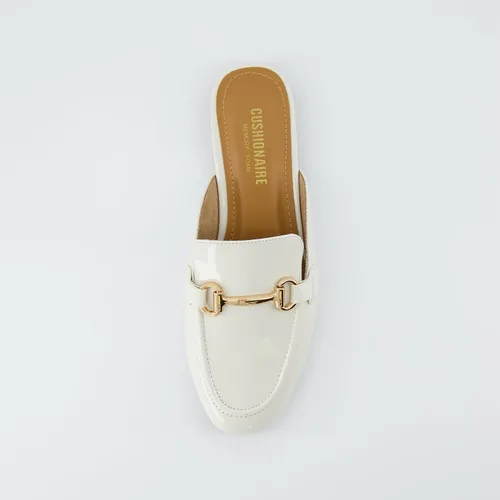 Vista 6 de CUSHIONAIRE Sandalias Yates con hebilla para mujer + espuma viscoelástica, anchos disponibles, Bone charol