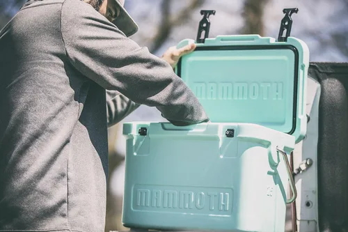 Vista 2 de Mammoth Coolers Cruiser Series, baúl de hielo duro aislado con construcción duradera de doble pared rotomoldeada, ideal para actividades recreativas