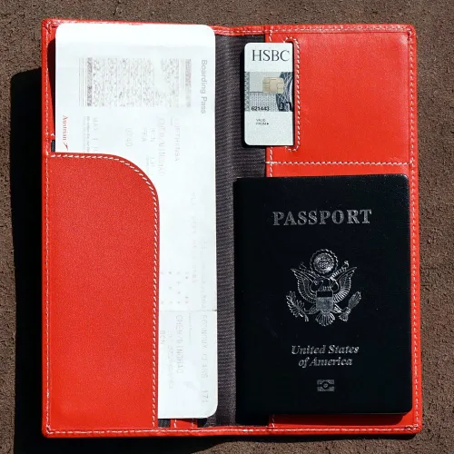Vista 6 de Pacer Go Cartera de viaje larga delgada con bloqueo RFID de cuero genuino, Rojo -, Minimalista