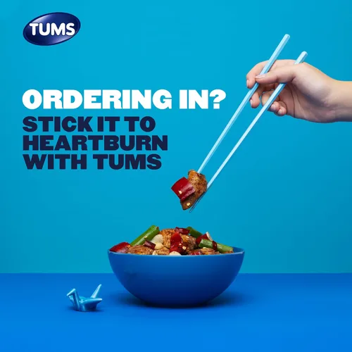 Vista 2 de TUMS Chewy Bites - Tabletas antiácidas para alivio masticable de la acidez estomacal y alivio de la indigestión ácida, bayas surtidas, 60