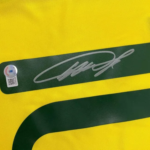 Vista 3 de Camiseta de fútbol autografiada/firmada de Ricardo Kaká, Brasil, amarilla con Certificado de Autenticidad de Beckett BAS