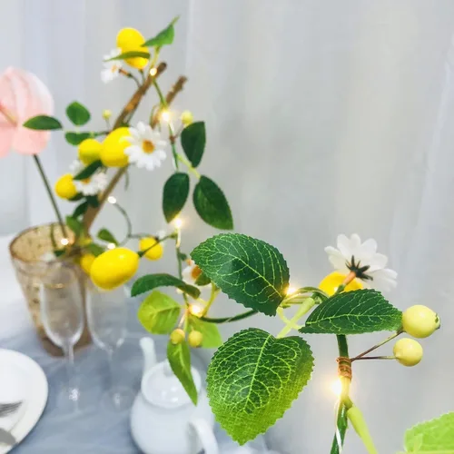 Vista 3 de Guirnalda de plantas de vid de limón amarillo, frutas artificiales, margaritas blancas, bayas con luz de hadas, funciona con pilas para el hogar
