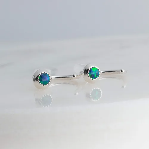 Vista 4 de Half Huggie - Aretes de aro de plata para mujer, aretes pequeños para cartílago, piedra natal, hipoalergénicos, con parte trasera de rosca