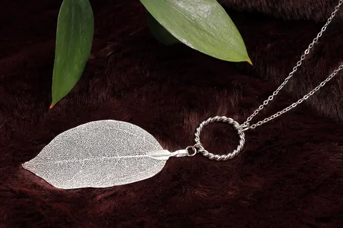 Vista 32 de Joyas de hoja de oro rosa y plata para mujer. Pendientes de hoja natural y collares circulares colgantes. Elegantes conjuntos de joyas colgantes.