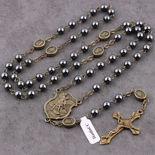 Vista 6 de Collar con rosario católico de San Miguel Arcángel con cuentas de piedra negra de hematita con caja de regalo de metal dorado para hombres