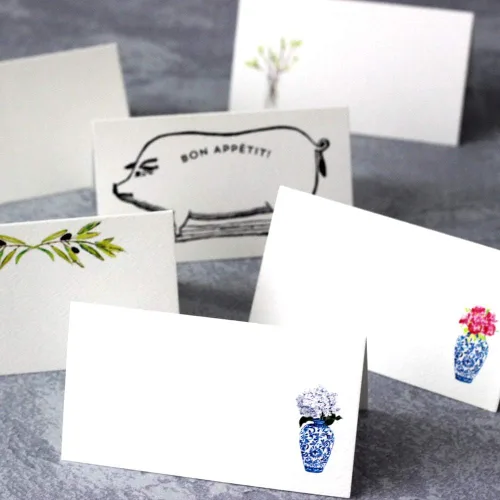 Vista 4 de Nancy Nikko Tarjetas de lugar - Azul y blanco GAZEBO PAGODA para bodas, duchas y cenas. Estilo de tienda de mesa, puntuado para plegarse fácilmente.