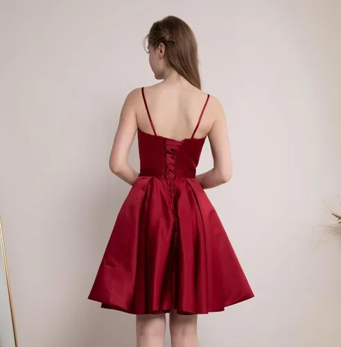 Vista 3 de yinyyinhs Vestidos de satén para adolescentes, tirantes delgados, vestido corto de graduación, cuello en V, con cuentas, vestido de cóctel
