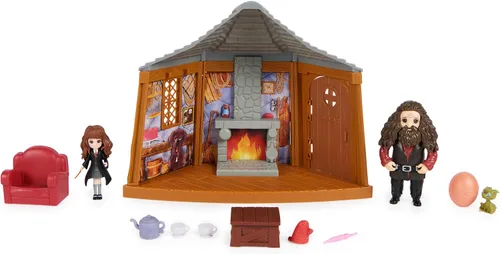 Vista 3 de Wizarding World, juego de Harry Potter, Hagrid's Hut, con 2 figuras y 9 accesorios para muñecas