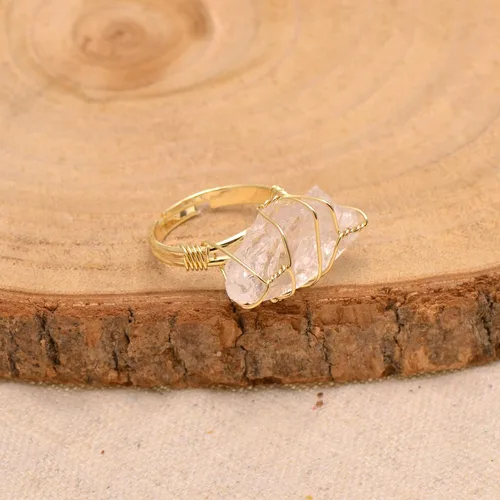 Vista 3 de Anillo envuelto en alambre de piedra áspera de cristal de cuarzo blanco natural, tono de oro amarillo