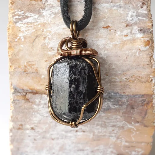 Vista 2 de Designs by Nature Gems Collar de cristal de piedra natal para hombre - Bronce antiguo