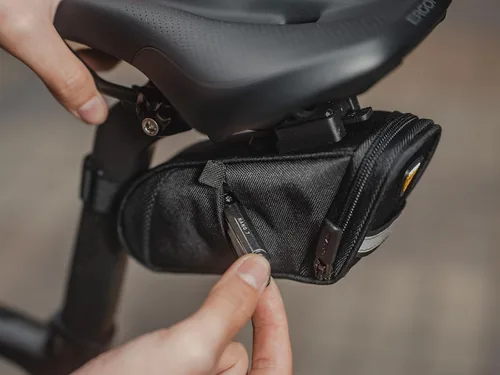 Vista 5 de Topeak Aero Wedge Pack DX Small – Bolsa expandible debajo del sillín de 0,5 L con soporte QuickClick F25, tira reflectante y bolsillos laterales