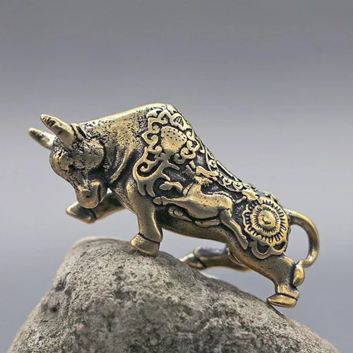 Vista 2 de Llavero de coche Mini figura de vaca, 2 piezas, figura de toro de latón, estatua de riqueza de Fengshui, figura de buey, estatua de vaca, decoración