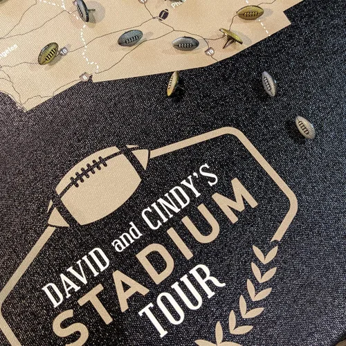 Vista 3 de HolyCowCanvas Rastreador de mapas de estadio de fútbol de lona personalizado con alfileres, pelotas de fútbol de metal, regalo deportivo