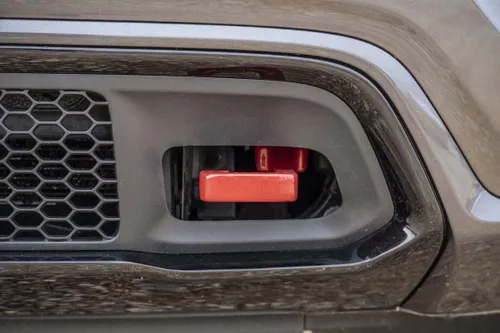Vista 4 de Rough Country Ganchos de remolque rojos forjados para Jeep Grand Cherokee (2015-2022) - Puntos de recuperación delanteros de alta resistencia