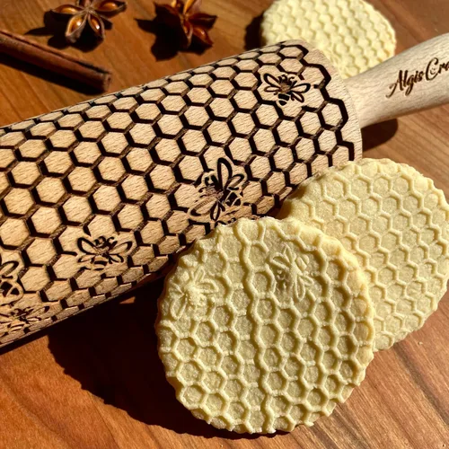 Vista 3 de Rodillo en relieve BEEHIVE. Rodillo de masa grabado con láser para galletas caseras y cerámica por Algis Crafts