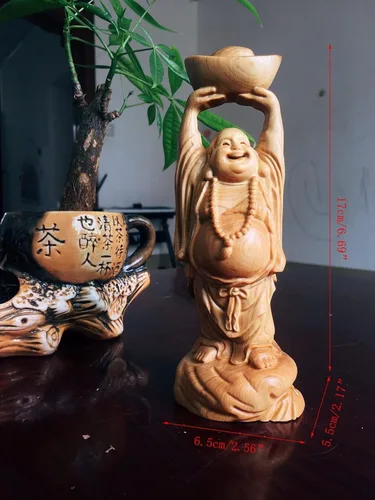 Vista 2 de Estatua de madera maciza de Feng Shui de Buda riendo sosteniendo lingote, figuras chinas de Buda feliz, riqueza suerte, decoración de oficina