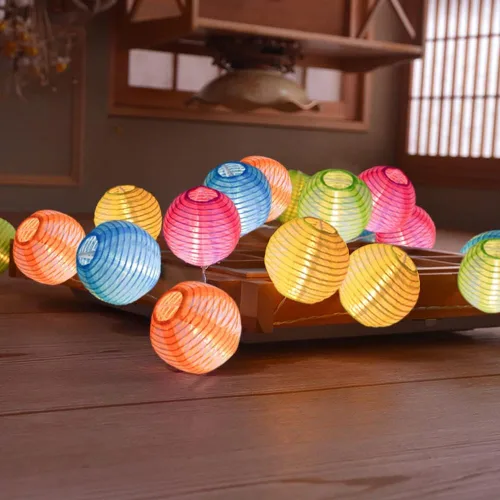 Vista 5 de Abeja Guirnalda de luces de nailon de 8.5 pies con patrón de impresión colorida con 10 linternas multicolor para luces decorativas de jardín