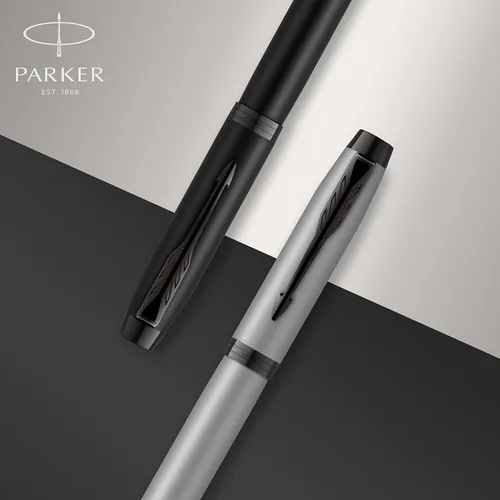 Vista 6 de Pluma fuente Parker IM Punta fina de metal satinado con recarga de tinta azul 1931649 Brushed Metal and Gold