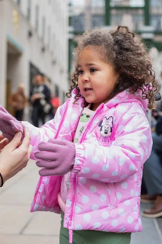 Vista 2 de Disney Minnie Mouse - Abrigo de invierno para niñas, chaqueta acolchada para niños pequeños