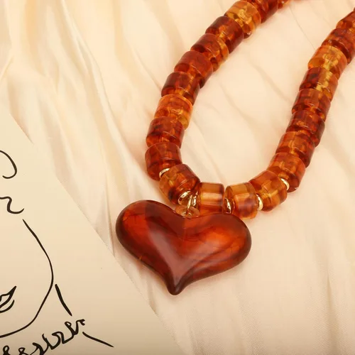 Vista 4 de Dr's gift Collar grueso para mujer, collar de corazón con dije de corazón de acrílico naranja, gargantilla de cuentas gruesas ámbar con colgante