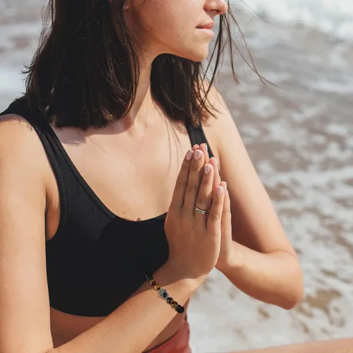 Vista 3 de Pulsera Hamsa con cuentas de piedra de tigre de ónix