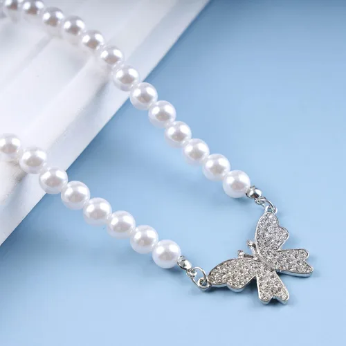 Vista 6 de YienDoo Gargantilla de perlas de cristal estilo bohemio, collar con colgante de mariposa de diamantes de imitación de plata, collar con cuentas