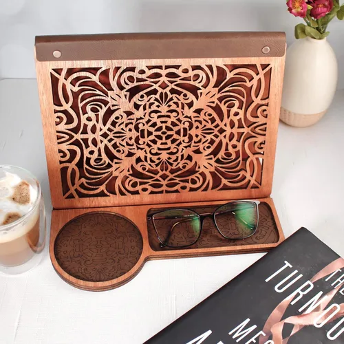 Vista 3 de Book Nook - Soporte de valet de lectura con taza de café, vasos, soporte para teléfono celular, soporte para libros triangular de madera y protector