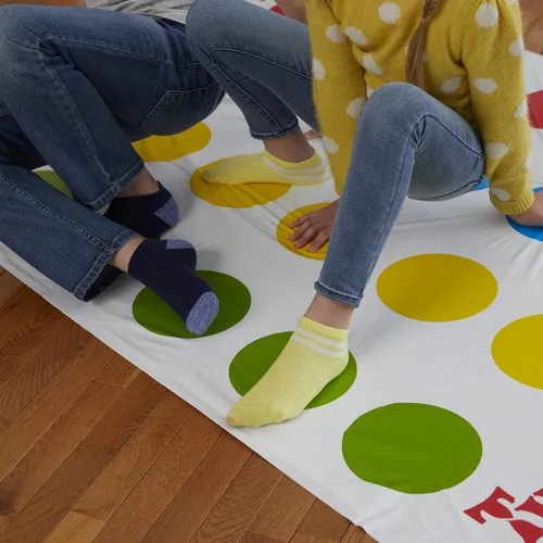 Vista 5 de Hasbro Twister Party - Juego de mesa clásico para 2 o más jugadores, juego de interior y exterior para niños de 6 años en adelante, el embalaje