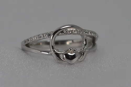 Vista 8 de Womens Irish Traditional Claddagh Ring 925 Sterling Silver Cubic Zirconia Statement Ring Love Loyalty and Friendship Heart