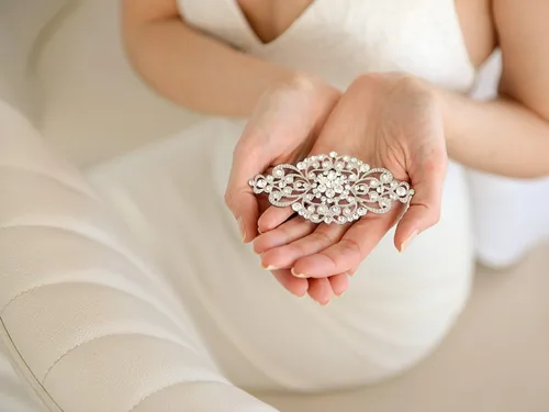 Vista 4 de Mariell Broche vintage de cristal para novia, 4 pulgadas de ancho, pin de boda de plata antigua, broche de diamantes de imitación para novias