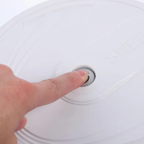 Vista 3 de Mini modelo de robot simulado para trapeador de piso, recargable por USB, juguete de barredora de escritorio para decoración de escritorio
