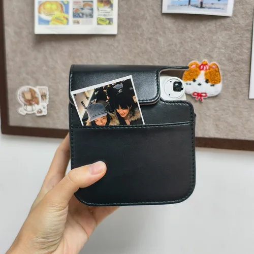 Vista 3 de Funda protectora compatible con cámara Fujifilm Instax Mini 12 de película instantánea con bolsillo para accesorios y correa ajustable (negro)
