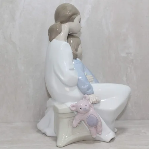 Vista 3 de Lladro Nao - Figura coleccionable de porcelana: Un momento con mamá, 8 3/4 de alto, madre e hija