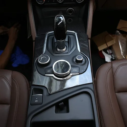 Vista 4 de Cubierta de panel de palanca de cambios para consola central de automóvil ABS de fibra de carbono cromada para Alfa Romeo Stelvio 2017 2018 2019