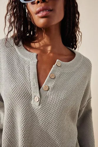 Vista 2 de NUFIWI Conjunto de 2 piezas de suéter de moda para mujer, cuello en V, suéter de punto con botones y pantalones de pierna ancha, conjuntos de suéter
