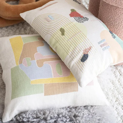 Vista 3 de Bloomingville Almohada estampada de algodón tejido con cara abstracta, multicolor